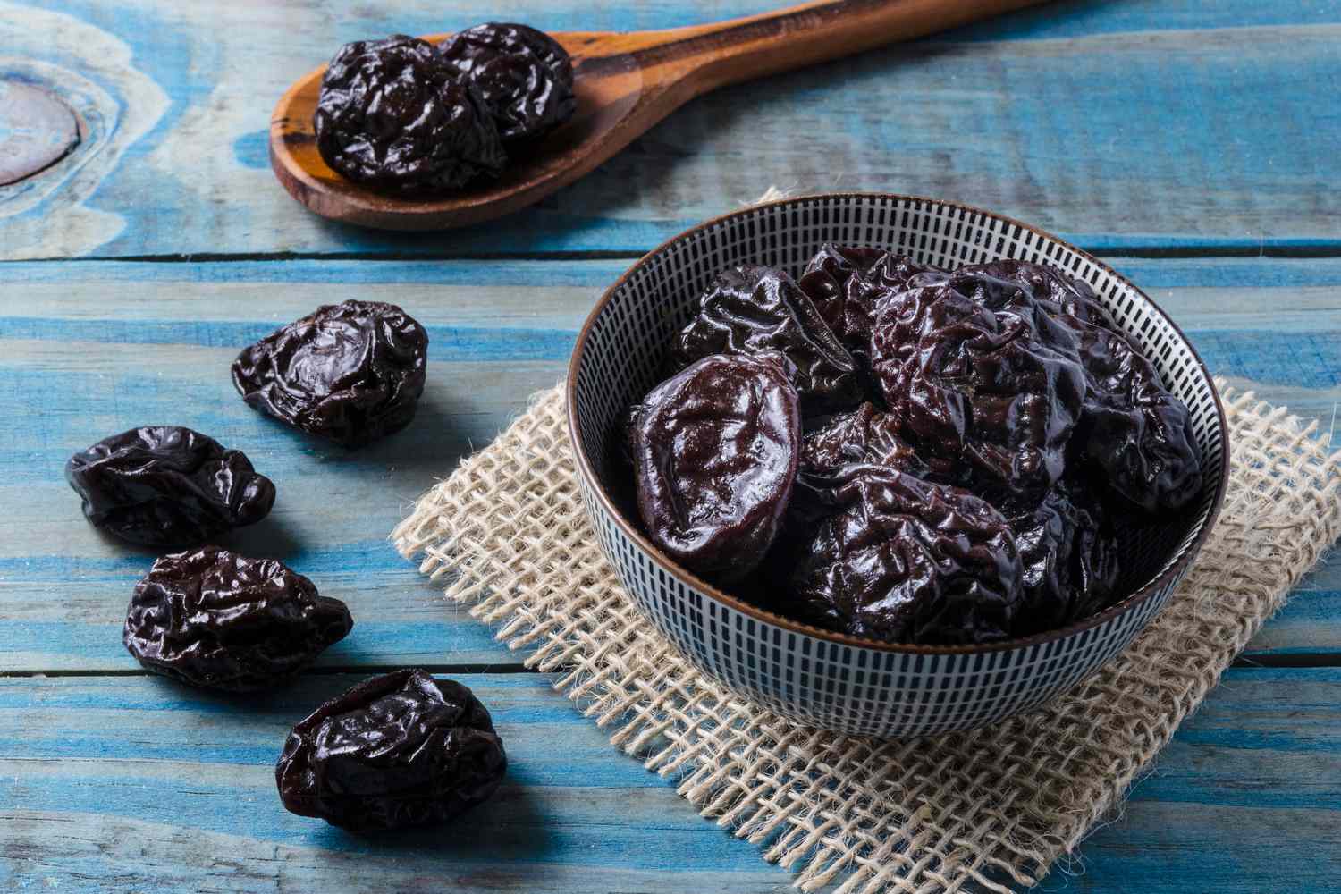 Mận khô, “siêu thực phẩm” bất ngờ giúp xương chắc khỏe cho phụ nữ