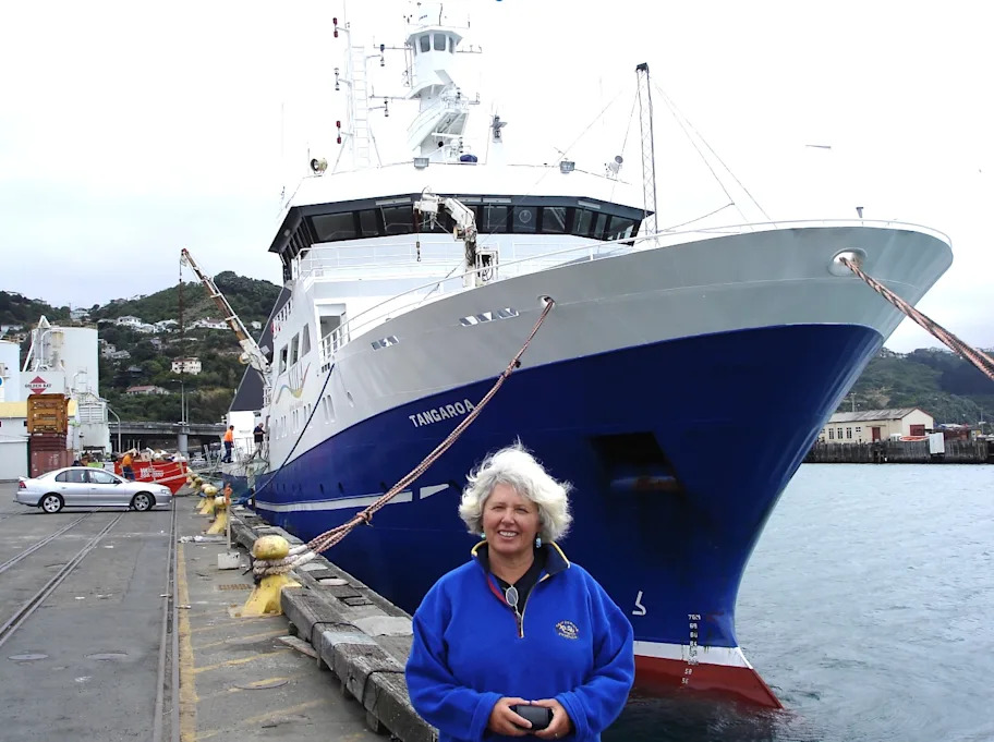 Bà Livingston và con tàu RV Tangaroa trước khi lên đường tới Nam Cực, năm 2006.