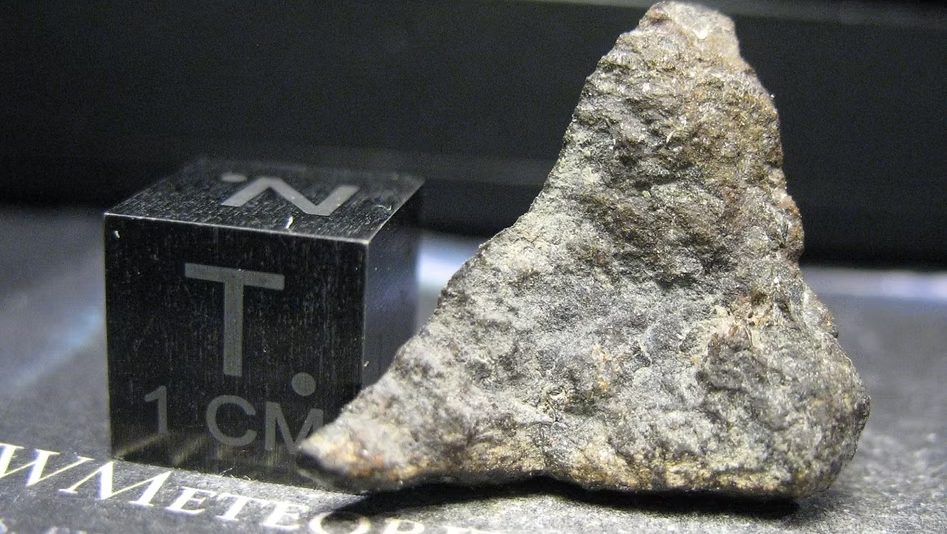Mẫu thiên thạch bazan NWA 16286 từ mặt trăng.