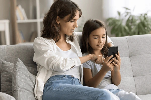 Trẻ dưới 13 tuổi không nên tiếp xúc với smartphone, chuyên gia cảnh báo