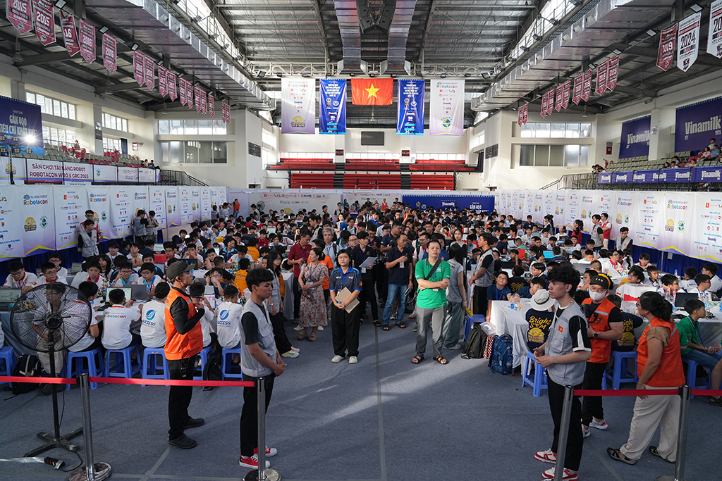 Không khí đầy tập trung và căng thẳng trong cuộc thi ROBOTACON WRO 2025