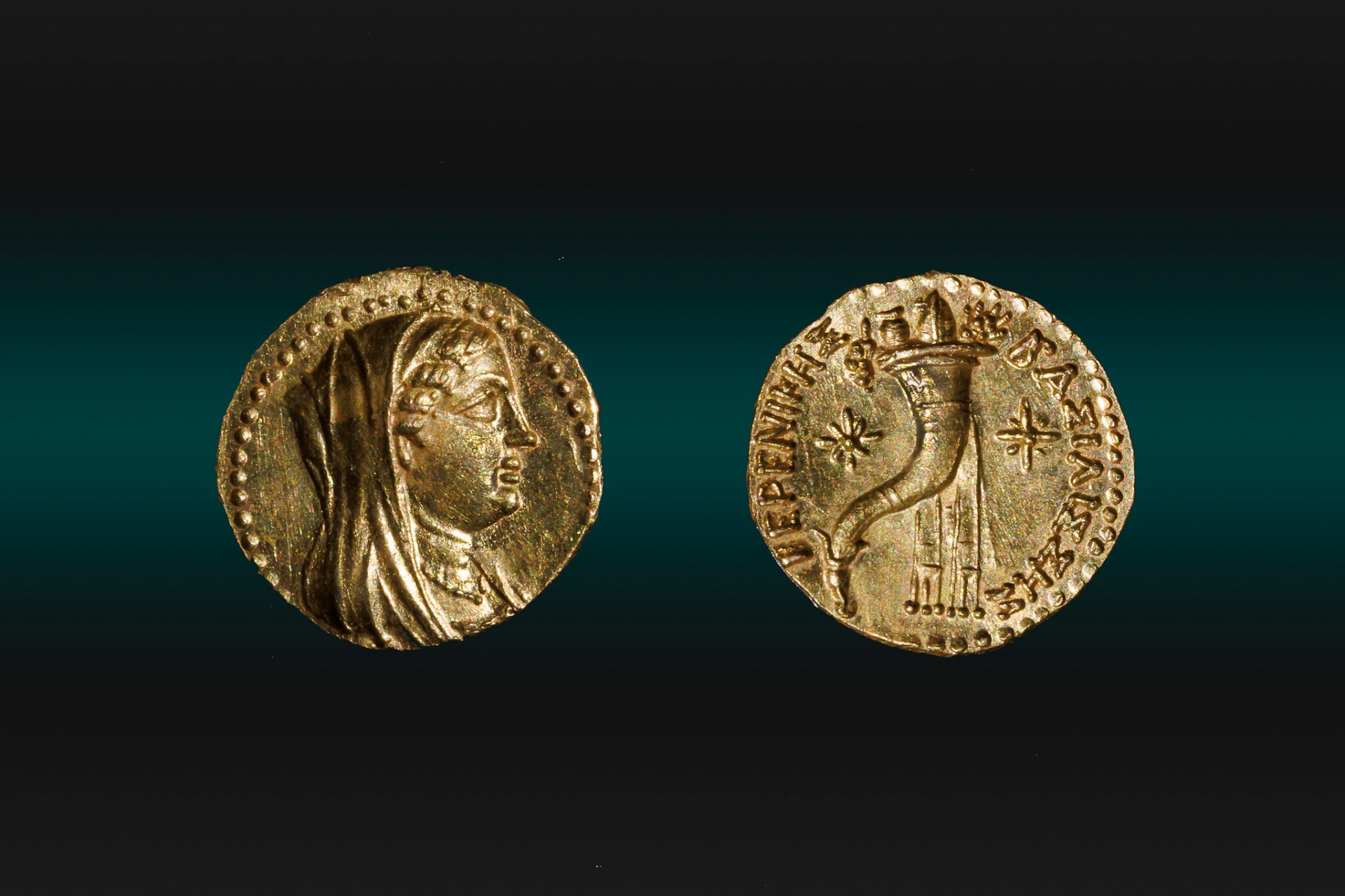 Cả hai mặt của đồng xu vàng khắc họa hình Nữ hoàng Berenice II của Ai Cập, vợ của Ptolemy III, được khai quật tại Thành phố David của Jerusalem vào ngày 20 tháng 8 năm 2025.
