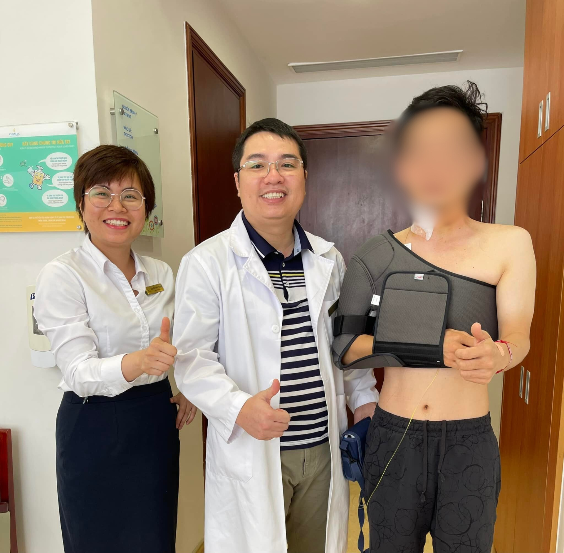 TS.BS Nguyễn Hữu Mạnh chụp ảnh kỷ niệm cùng bệnh nhân người Nhật