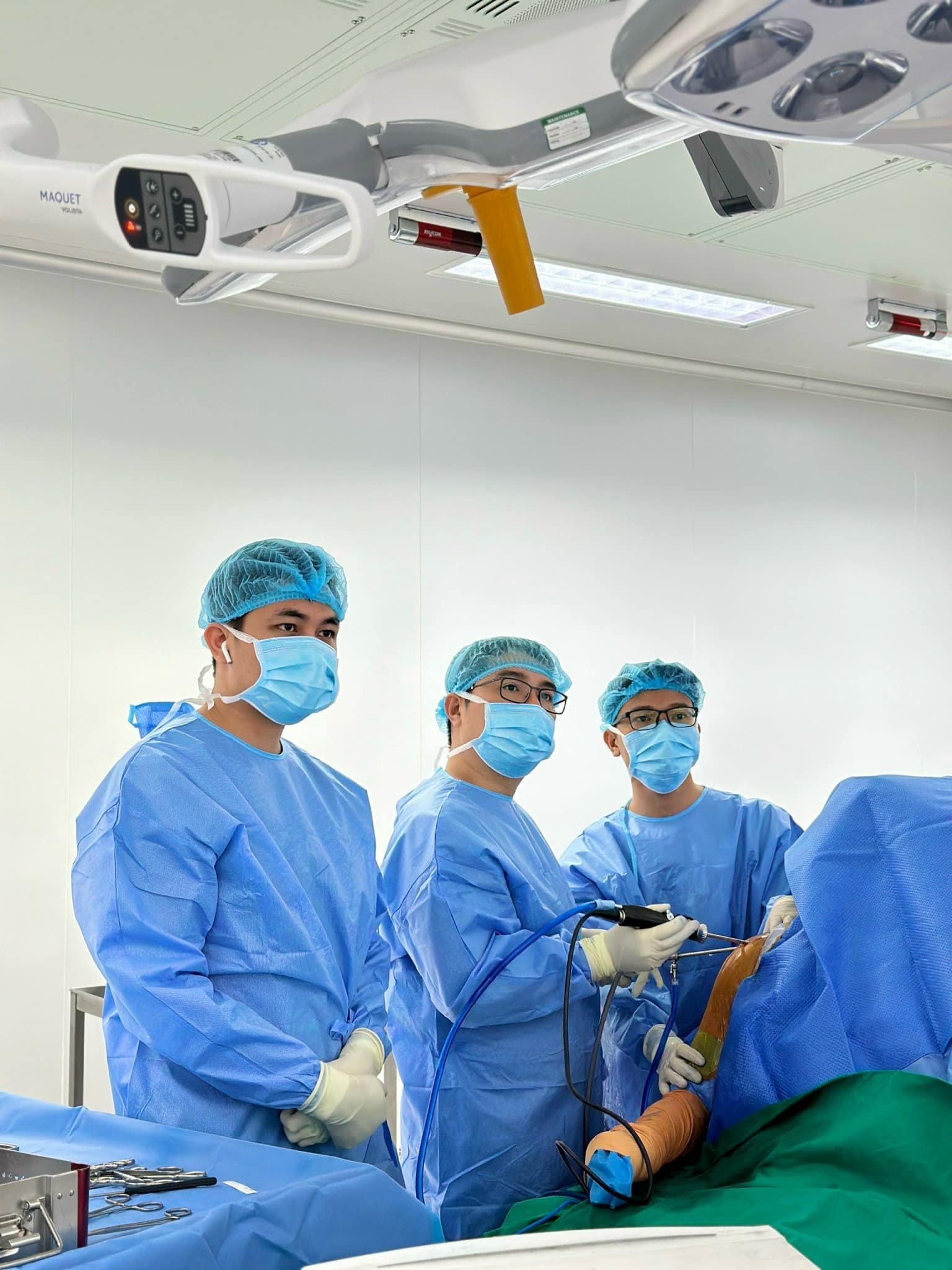 TS.BS Nguyễn Hữu Mạnh và e-kip thực hiện phẫu thuật cho bệnh nhân