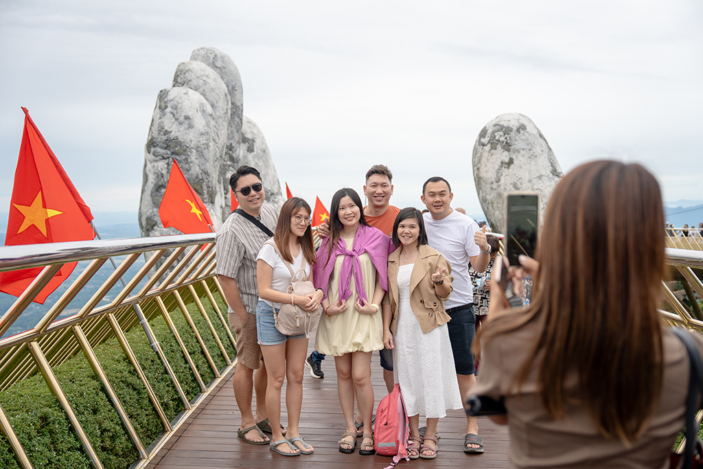 Hàng nghìn du khách check in đỉnh Bà Nà trong ngày đầu tiên của kỳ nghỉ lễ 2/9