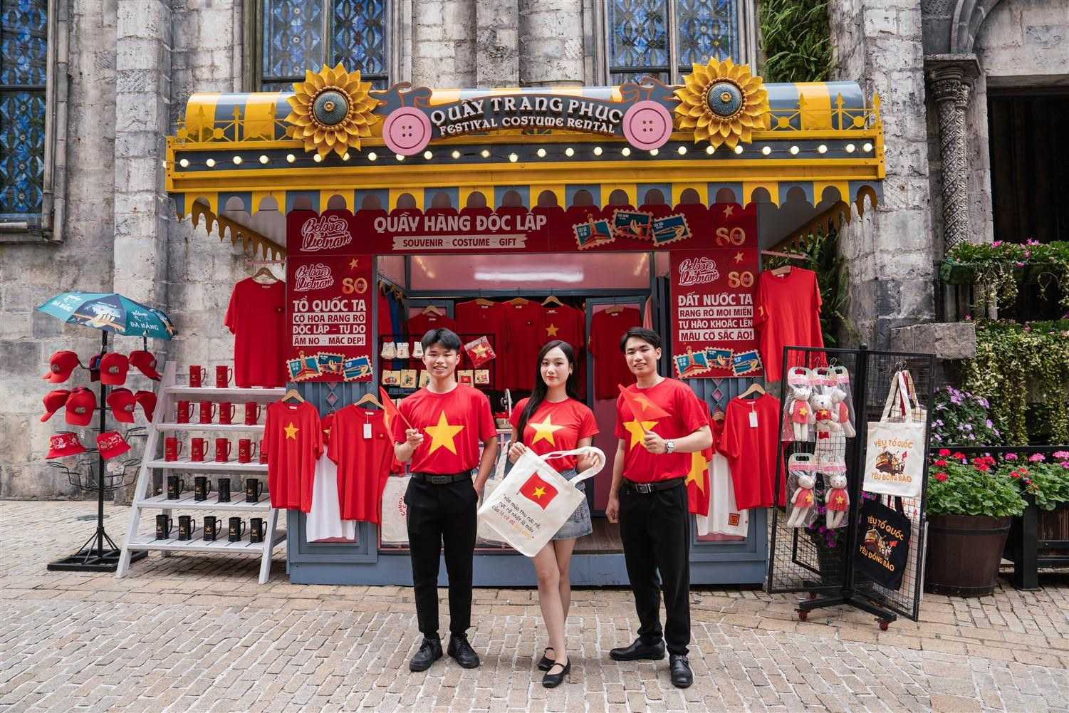 Hàng nghìn du khách check in đỉnh Bà Nà trong ngày đầu tiên của kỳ nghỉ lễ 2/9