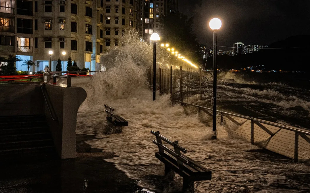 Sóng lớn ập vào khi siêu bão Ragasa tiến gần đến khu dân cư Heng Fa Chuen ở Hồng Kông vào ngày 23 tháng 9 năm 2025