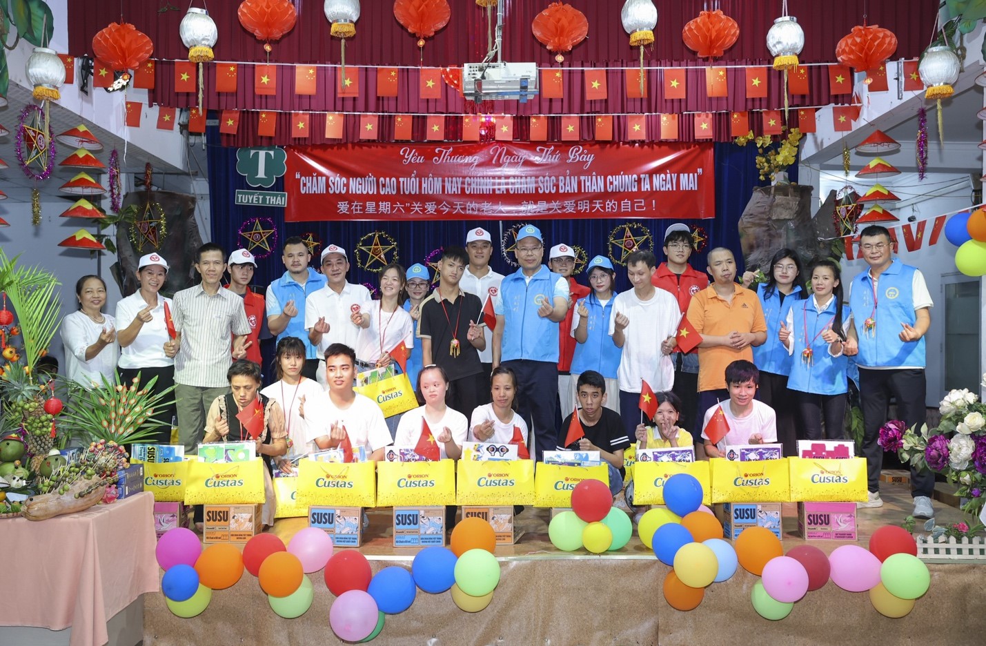 Đoàn thiện nguyện tặng quà cho các cụ tại viện dưỡng lão. (Ảnh: Mai Thuỳ)