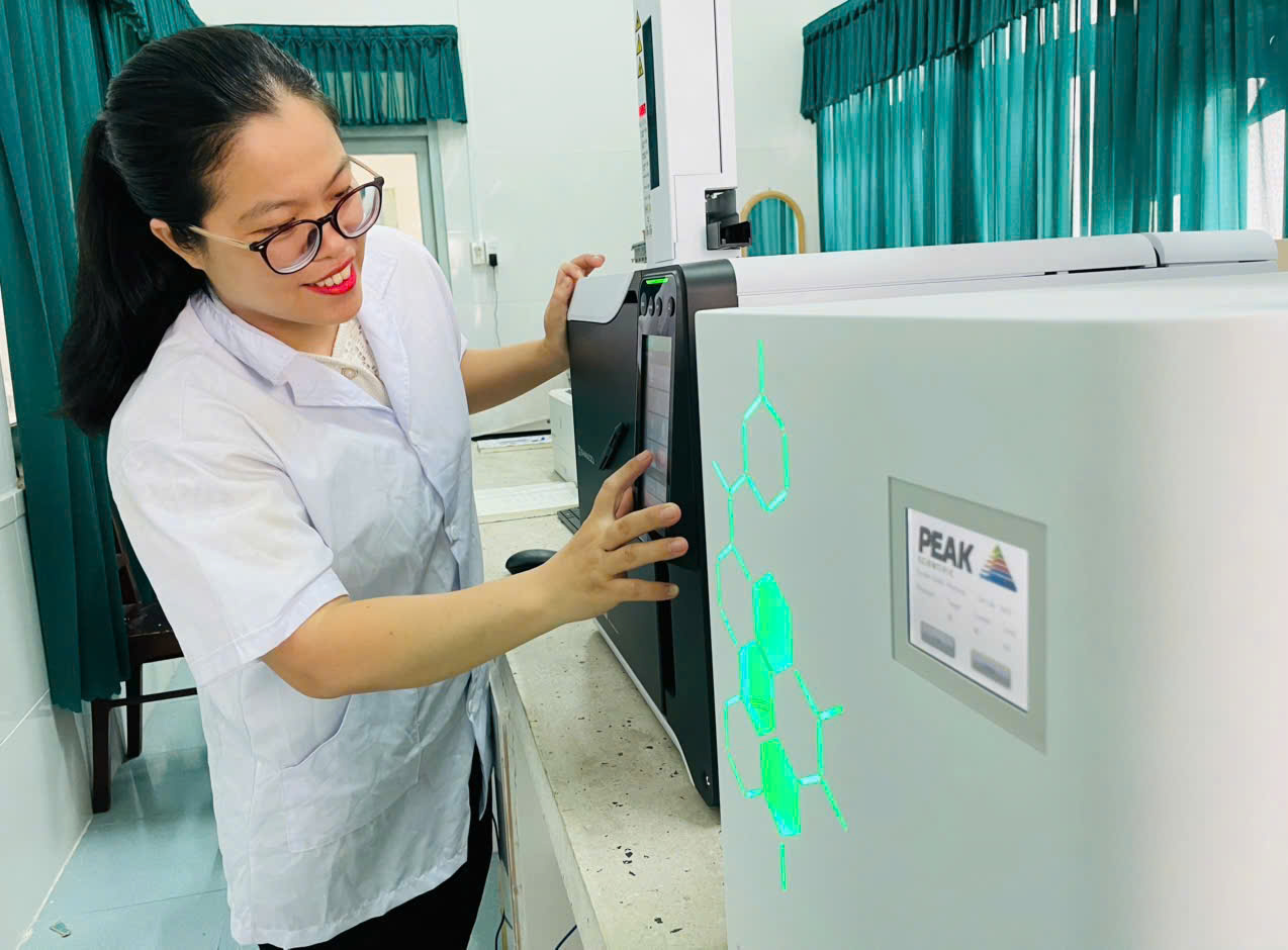 Th.S. Ngô Thị Duy Ngọc tại phòng thí nghiệm
