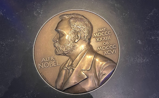 Bộ ba nhà khoa học đoạt giải Nobel Hóa học 2025 nhờ công trình về vật liệu “túi xách của phù thủy Hermione”