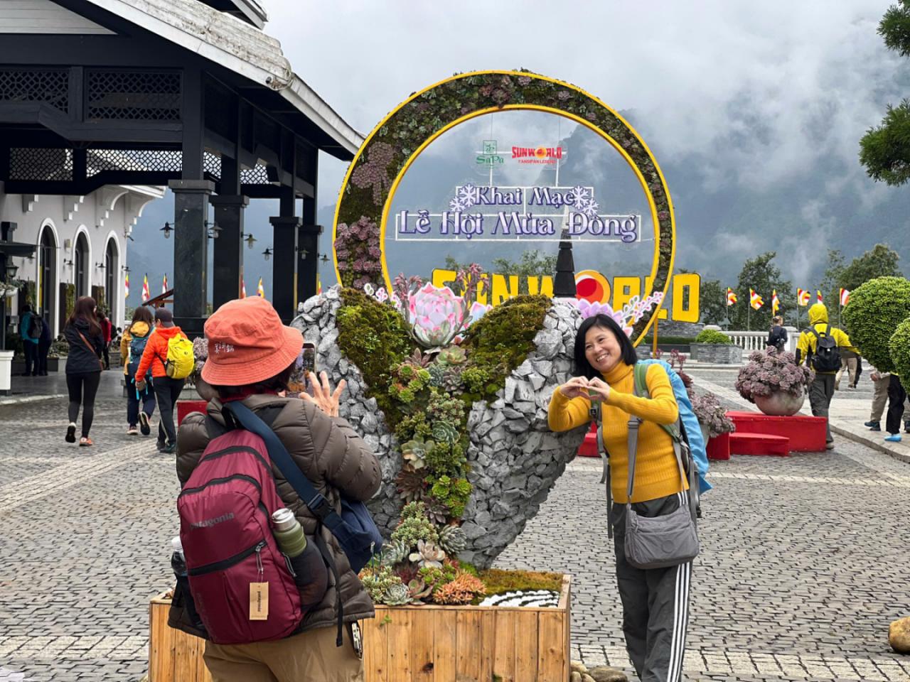 Sen đá tượng trưng cho bản lĩnh con người luôn nỗ lực vươn mình vượt qua những khó khăn, thử thách trong cuộc sống.