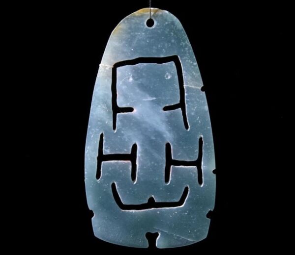 Một đồ trang sức bằng ngọc bích có thể tượng trưng cho sự sinh nở.