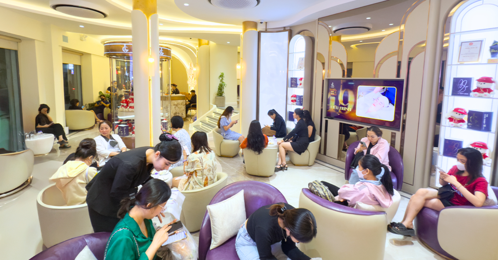 Đông đảo khách hàng tin chọn dịch vụ nâng cơ trẻ hoá da với Karisma tại LG Clinic mỗi ngày