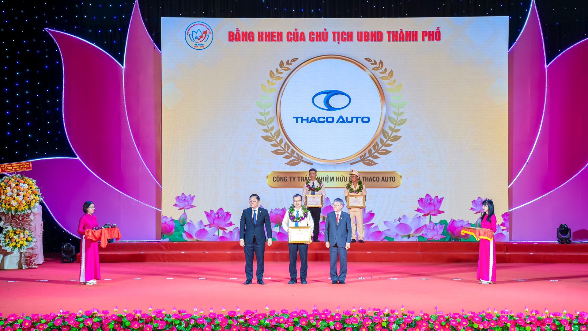 Đại diện THACO AUTO, ông Đoàn Đạt Ninh - Phó Tổng Giám đốc Phụ trách Khối Sản xuất - Kinh doanh tại Chu Lai nhận bằng khen