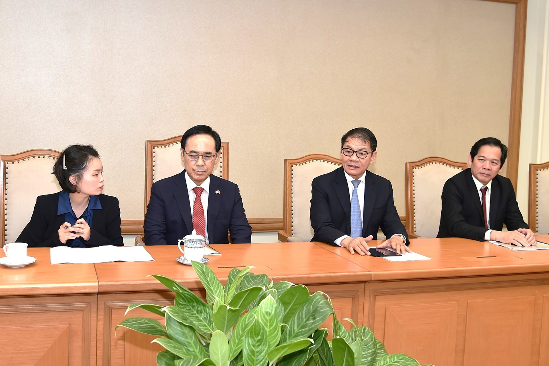 Chủ tịch HĐQT THACO Trần Bá Dương chia sẻ về triển vọng hợp tác với Hyundai Rotem trong việc phát triển đường sắt đô thị (Ảnh: VGP)