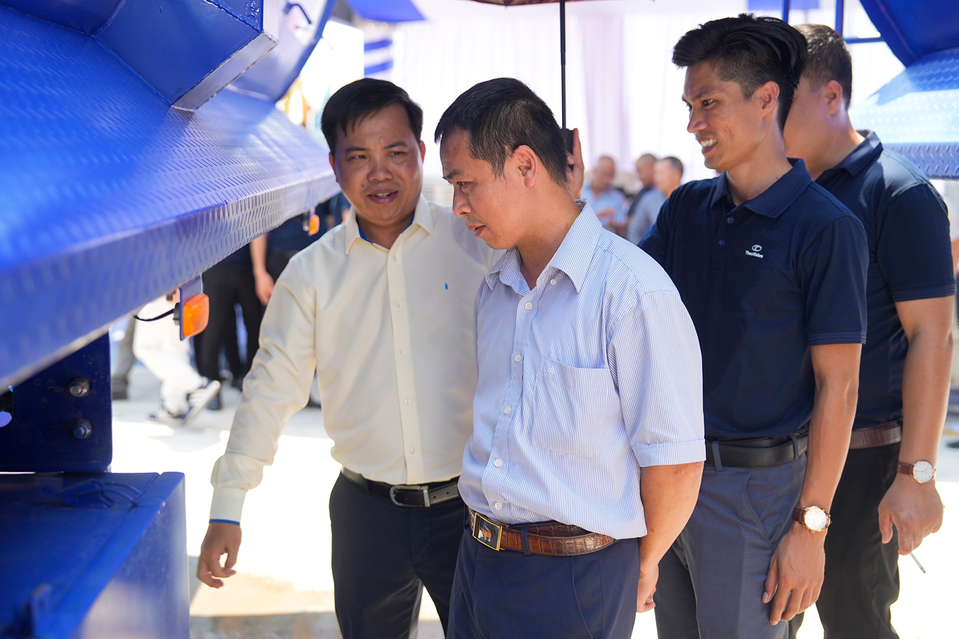 Khách hàng tìm hiểu sản phẩm sơ mi rơ moóc ben thế hệ mới