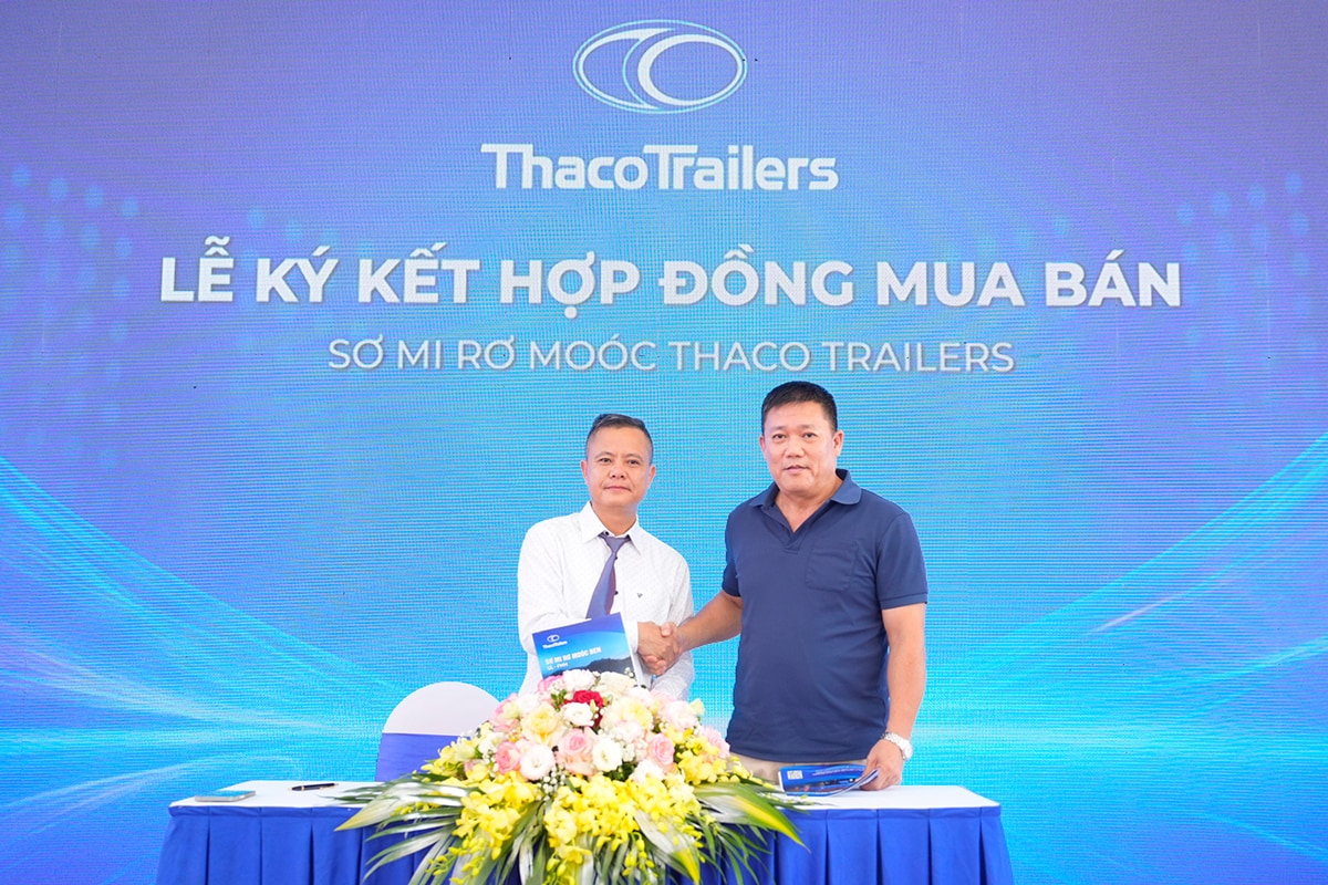 Khách hàng ký kết hợp đồng mua sơ mi rơ moóc của Thaco Trailers tại sự kiện