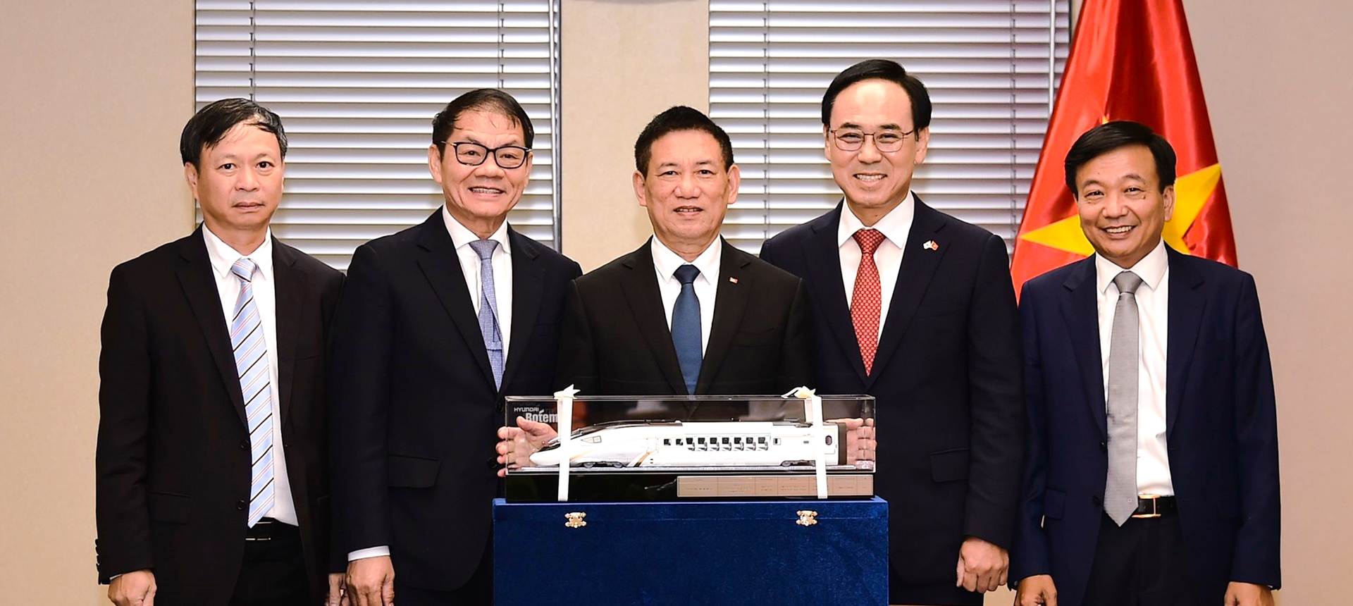 Phó Thủ tướng Hồ Đức Phớc chụp ảnh lưu niệm cùng lãnh đạo THACO và Hyundai Rotem (Ảnh: VGP)