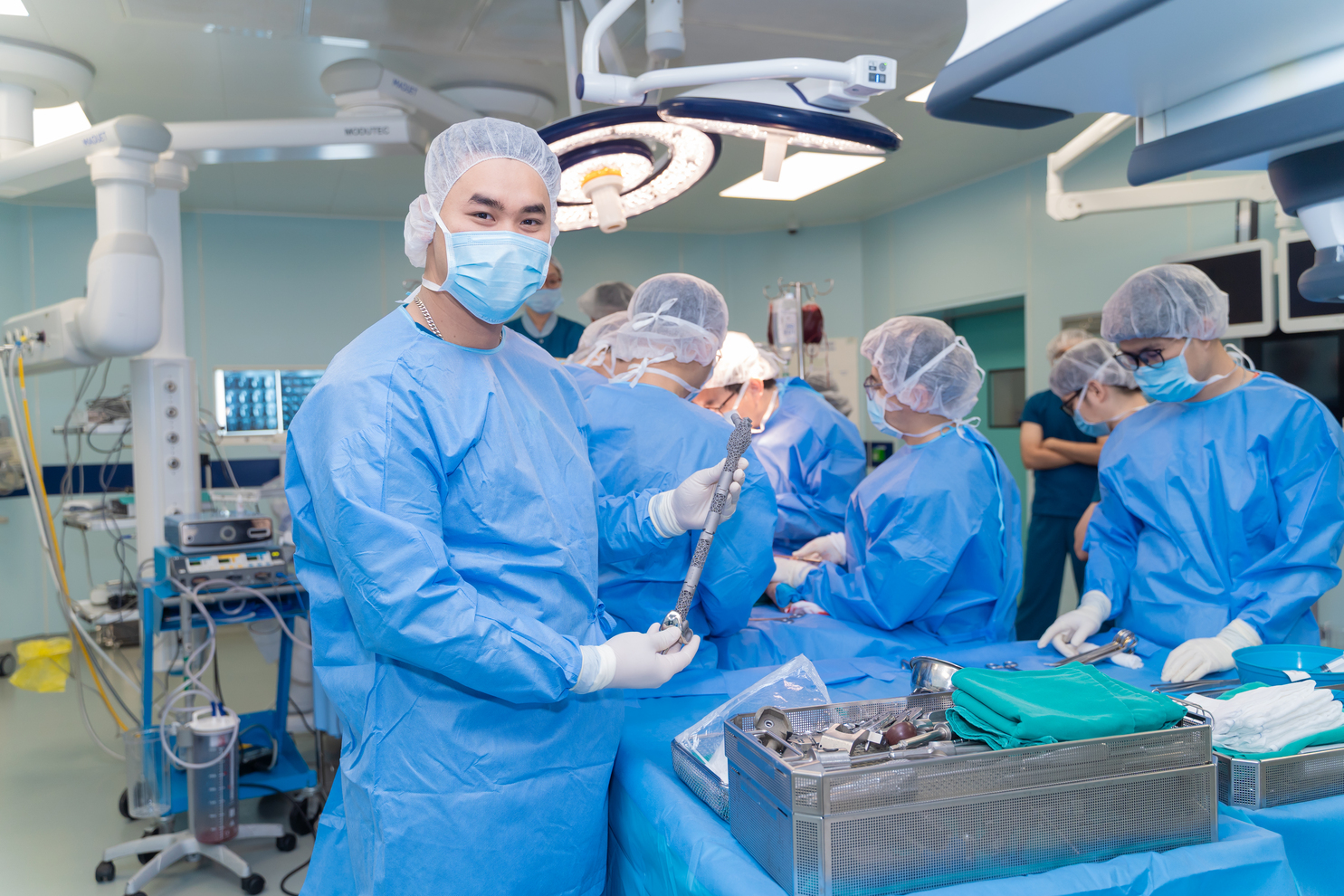 Hình ảnh phòng phẫu thuật và chiếc xương nhân tạo được thay vào chân bé