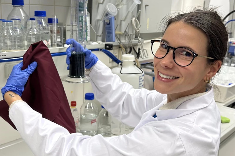 Nghiên cứu sinh Nika Depope tại Viện Công nghệ Hóa học của Đại học Công nghệ Vienna đang làm việc với dung môi và một mẫu dệt may