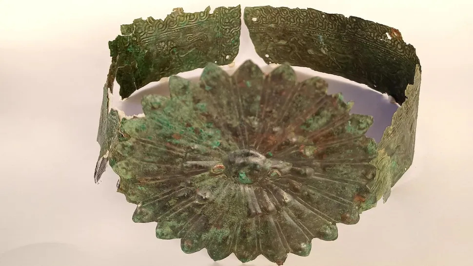 Bí ẩn ngôi mộ cổ của người phụ nữ với chiếc vương miện lộn ngược