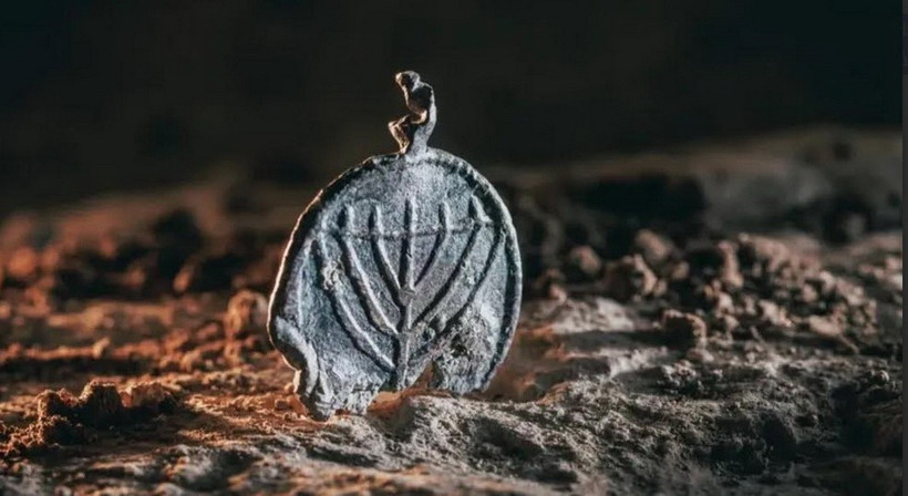 Mặt dây chuyền 1.300 năm tuổi với biểu tượng Do Thái cổ menorah 7 nhánh