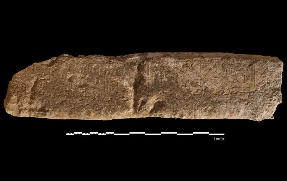 Các dòng chữ khắc được tìm thấy trong đền thờ bao gồm một