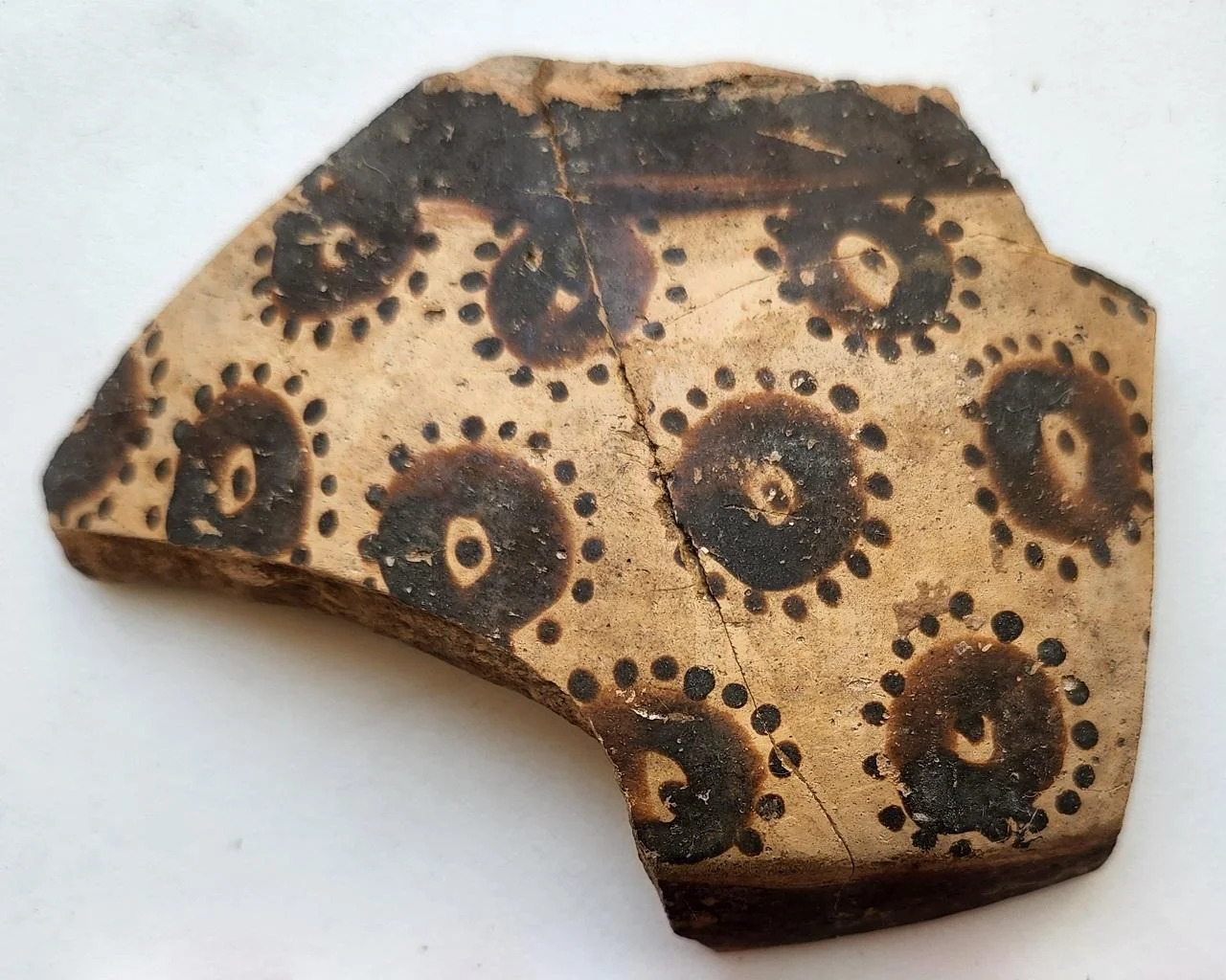 Tư duy toán học thời tiền sử hé lộ trên họa tiết gốm cổ 8.000 năm