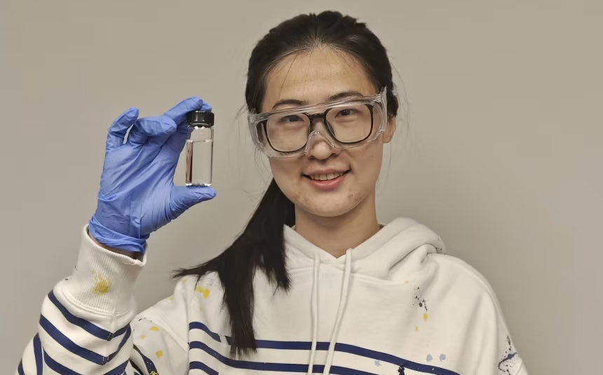 Yue Sun, nghiên cứu sau tiến sĩ tại Đại học Virginia Tech, là nhà khoa học dẫn đầu trong nghiên cứu phát triển một loại chất điện phân mới cho pin lithium-ion.