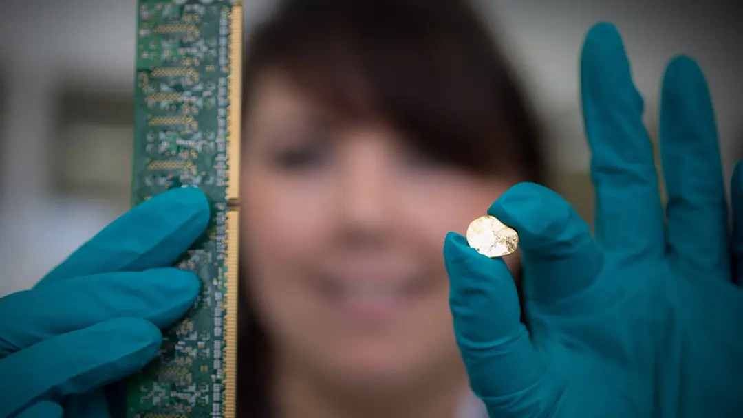 Trung Quốc ra mắt công nghệ thu hồi hơn 98% vàng từ điện thoại cũ trong 20 phút