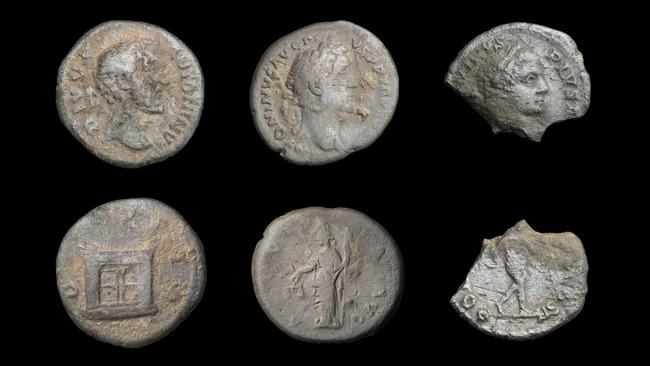 Những đồng tiền cổ được phát hiện tại khu trại, bao gồm những đồng tiền được đúc trong thời kỳ trị vì của các hoàng đế La Mã Antoninus Pius (năm 138 đến 161 sau Công nguyên), Marcus Aurelius (năm 161 đến 180) và Caracalla (năm 211 đến 217).