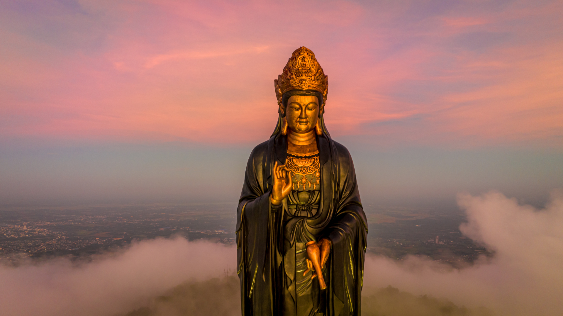 Tượng Phật Bà bằng đồng cao nhất châu Á, uy nghiêm giữa biển mây, tay cầm bình cam lộ ban phước lành.