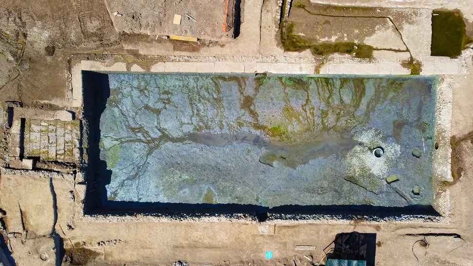 Hai bể chứa nước lớn được tìm thấy trong quá trình khai quật có thể có mục đích sử dụng thiêng liêng.