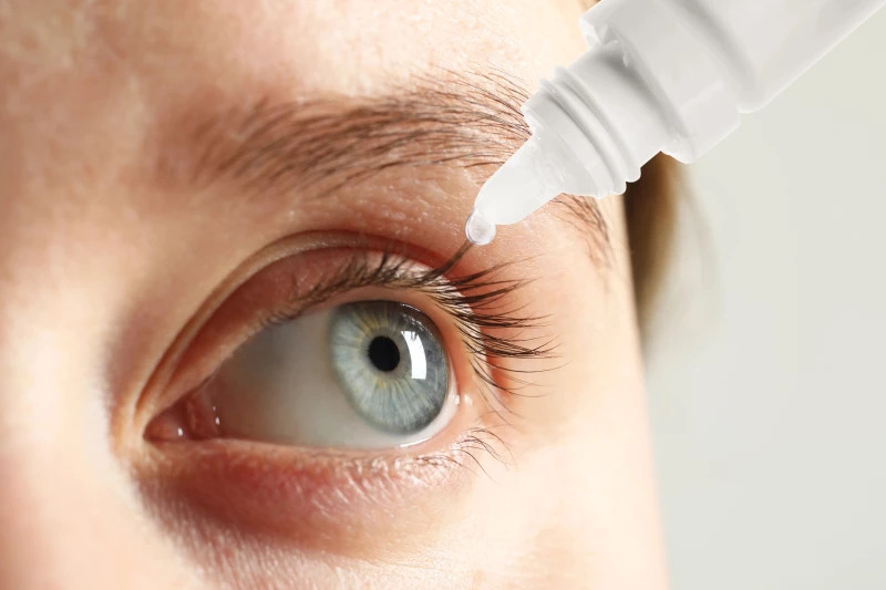 Mỹ phê duyệt thuốc nhỏ mắt tác động kép đầu tiên điều trị chứng lão thị