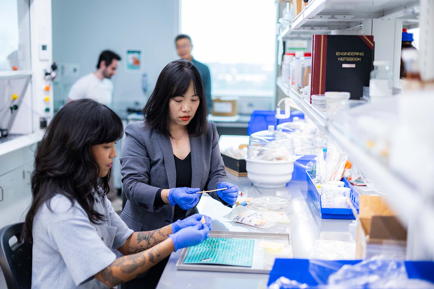 Tiến sĩ Shuang (Cynthia) Cui (bên phải) đang đánh giá vật liệu mới.
