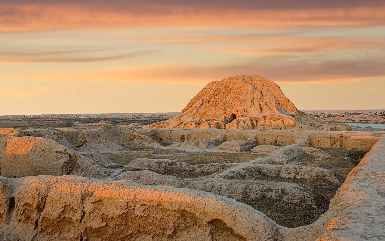 Quần thể Assur cho thấy tháp ở phía sau, với tàn tích đền thờ và tường thành ở phía trước.