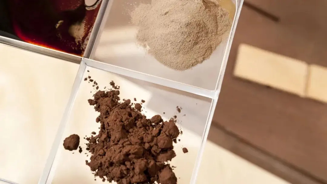 Vật liệu “lai” giữa thủy tinh và nhựa thách thức quy luật vật lý