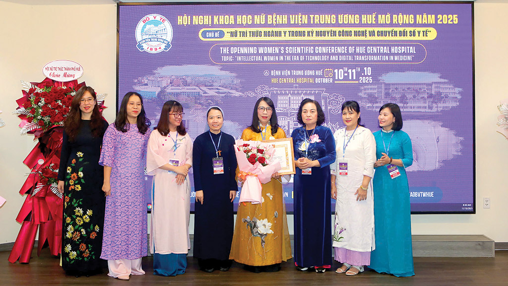 GS.TS Lê Thị Hợp chúc mừng Hội nghị Nữ khoa học Bệnh viện Trung ương Huế mở rộng năm 2025
