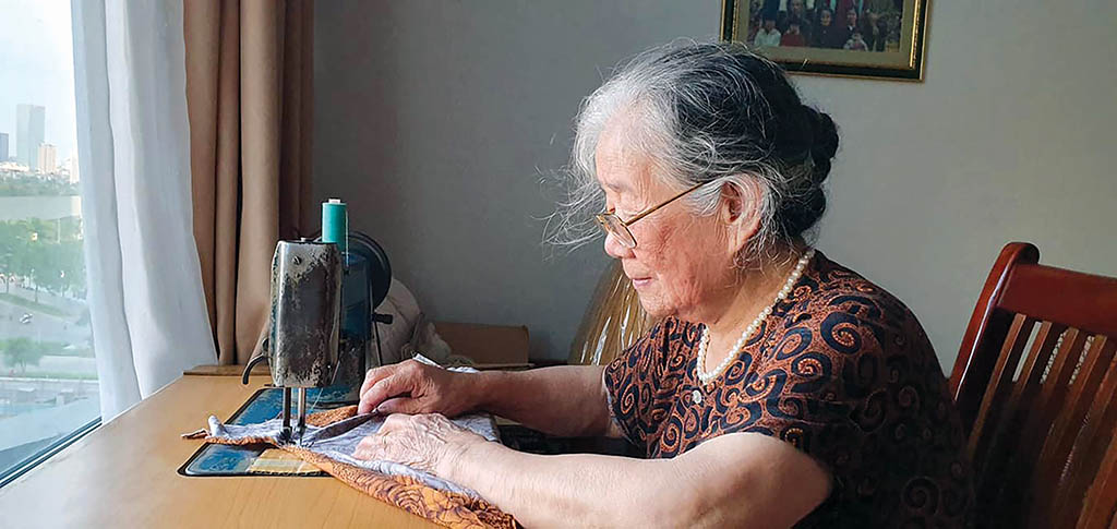 Mẹ và chiếc máy khâu lưu giữ tuổi thanh xuân