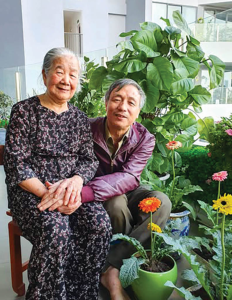 Nhà văn Nguyễn Khắc Nguyệt đến thăm cô giáo cũ