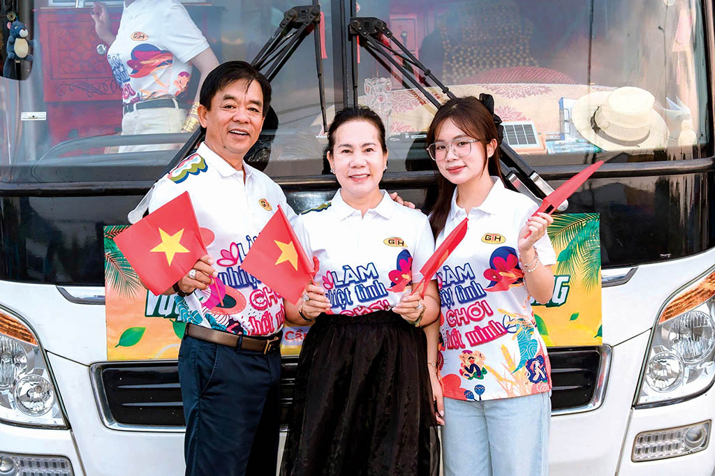 Doanh nhân Nguyễn Thị Giàu (đứng giữa)