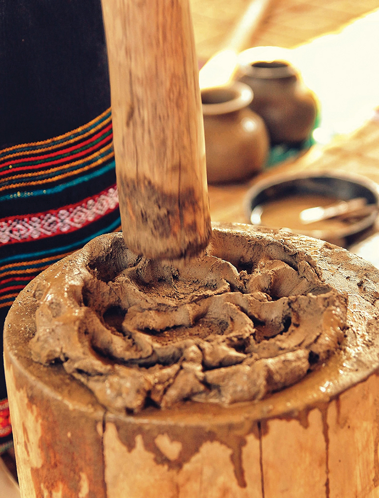 Đất được giã thay vì nhào đất như cách làm gốm những nơi khác.