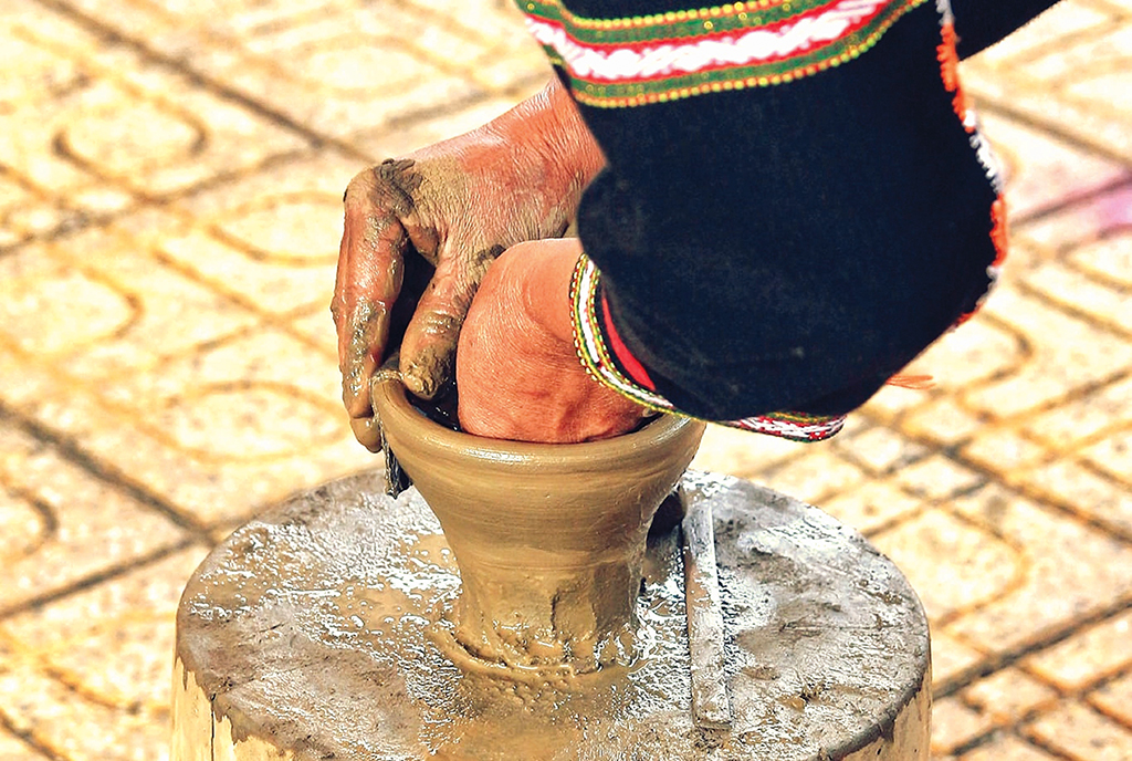 Gốm Yang Tao được làm thủ công tất cả các công đoạn.