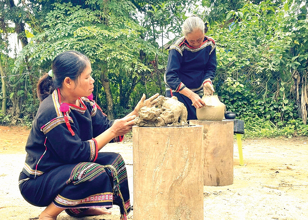 Nhiều nghệ nhân cao tuổi vẫn đang cố gắng giữ gìn nghề truyền thống.