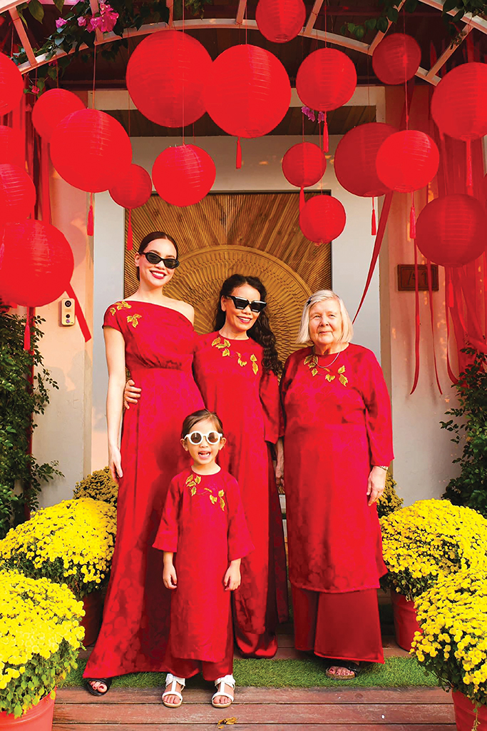 Ca sĩ Hồ Ngọc Hà và người thân chụp ảnh trước ngôi biệt thự của gia đình.