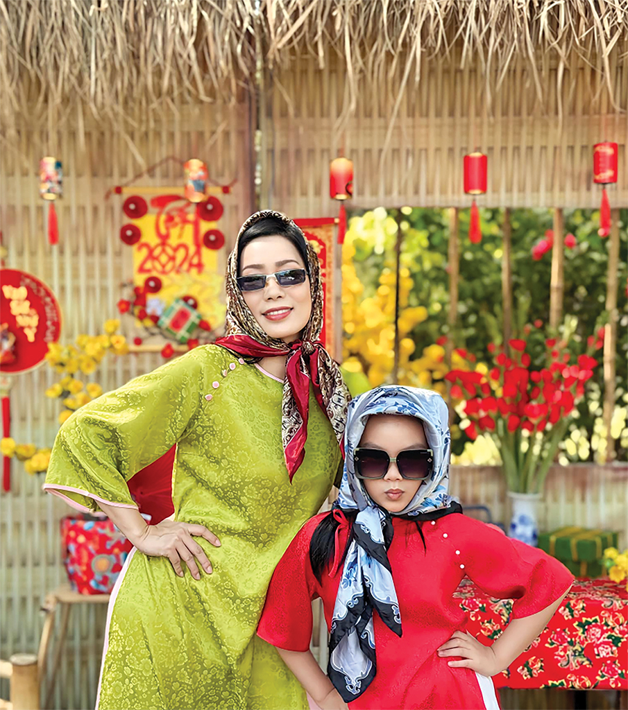 Nghệ sĩ Trịnh Kim Chi trước ngôi nhà tràn ngập sắc xuân của mình.