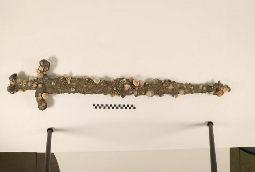 Thanh kiếm hiệp sĩ 800 năm tuổi lộ diện ngoài khơi biển Israel