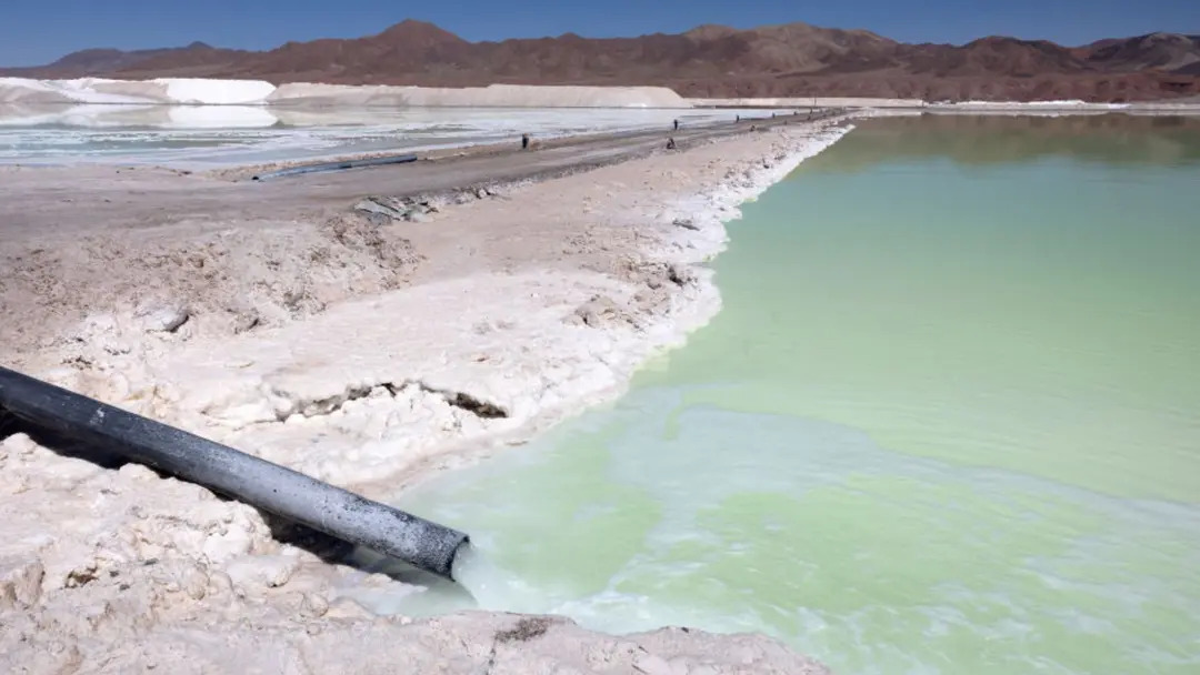 Các nhà khoa học tận dụng “hóa chất vĩnh cửu” để chiết xuất lithium tinh khiết cho pin