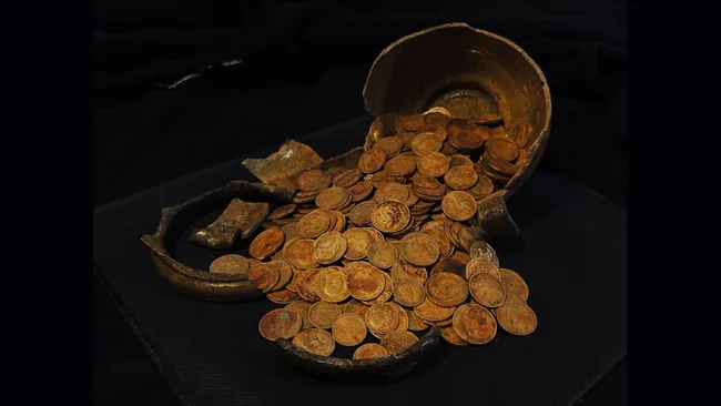 Kho báu Torzhok bao gồm 409 đồng vàng thời đế quốc Nga được giấu trong một chiếc cốc đất nung bên dưới sàn nhà.