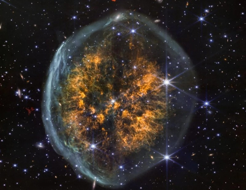 NASA công bố ảnh tinh vân “hình não người” hiếm thấy